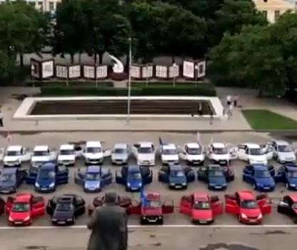 В Георгиевске из автомобилей разных цветов собрали триколор